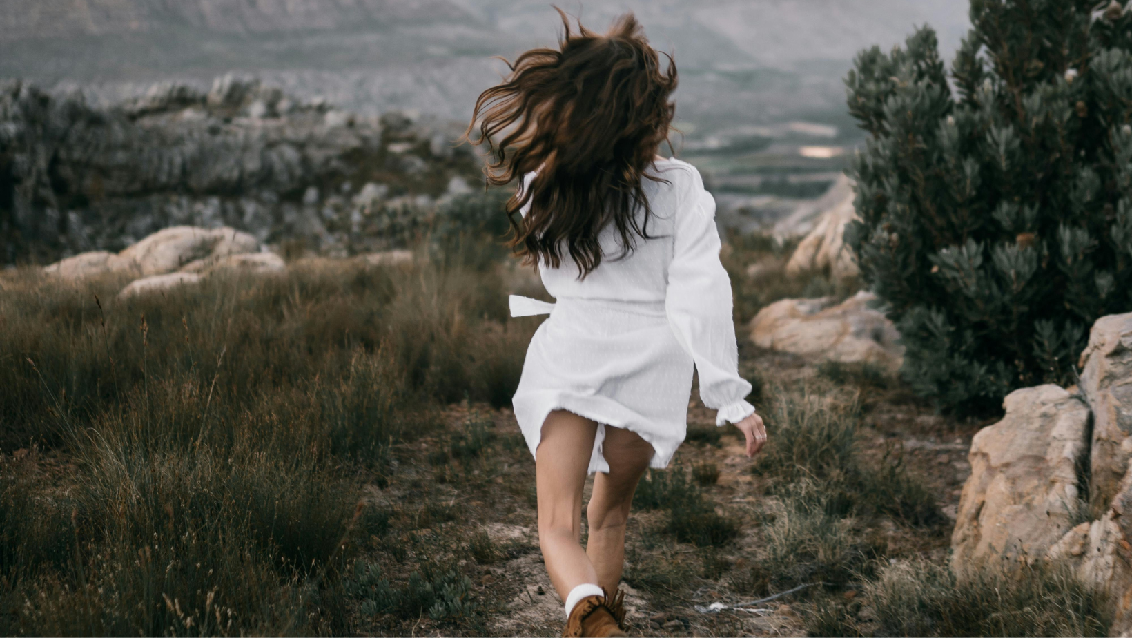 Descubre cómo identificar y romper patrones familiares negativos para mejorar tu bienestar emocional y vivir plenamente.