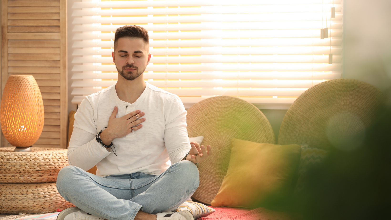 Persona practicando la autocompasión con amabilidad hacia sí misma