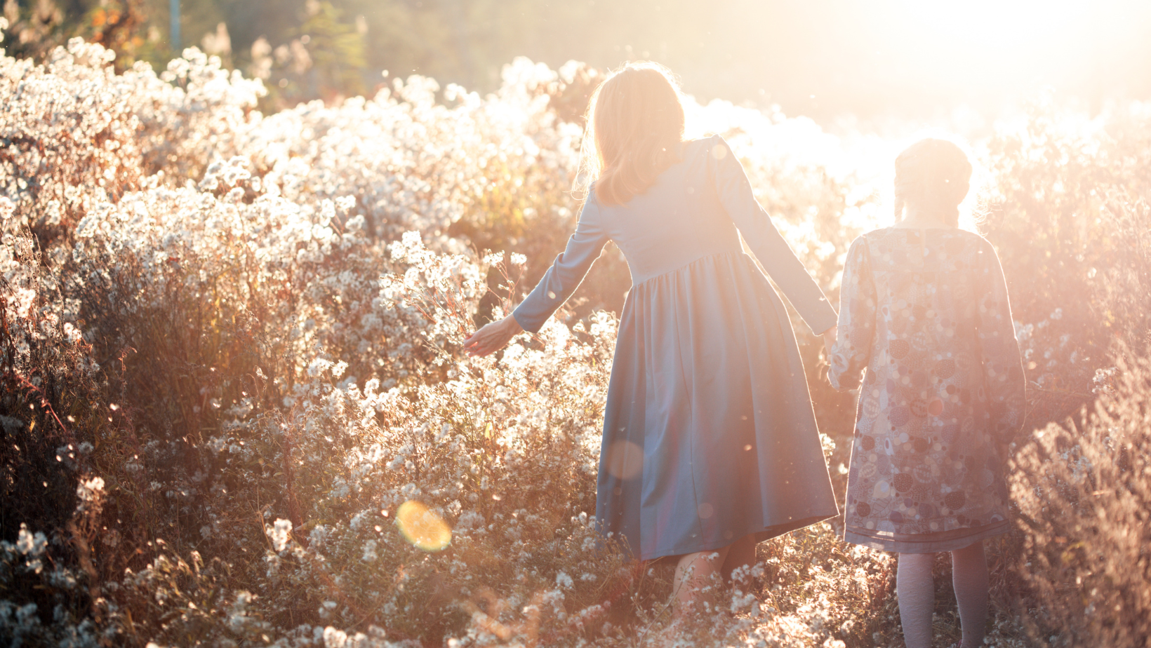 Madre e hija caminando juntas, representando la huella emocional materna
