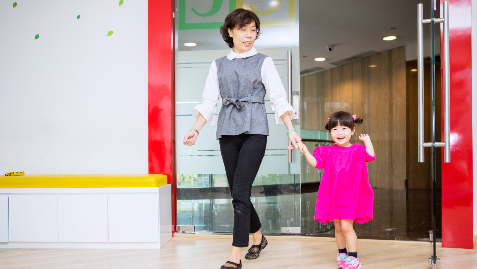 Madre e hija juntas, simbolizando la transición emocional de hija a mujer