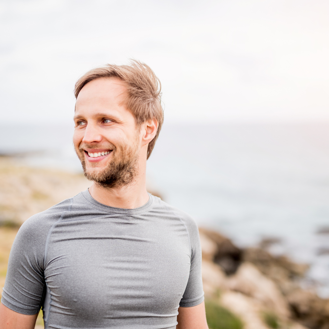 Hombre en sentimiento de felicidad y plenitud. Agradecido con la vida.